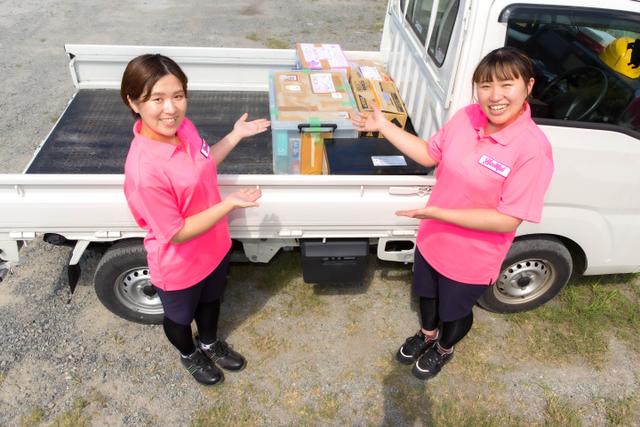 トラックに積んだ不用品とハートフル岡山のスタッフ写真